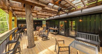 Milam Ridge: Modern Cabin Escape. Hot Tub, Covered Deck, Fire Pit