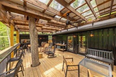 Milam Ridge: Modern Cabin Escape. Hot Tub, Covered Deck, Fire Pit