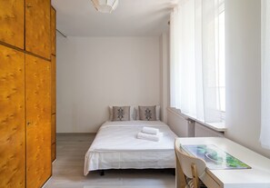 Tabla de planchar con plancha, wifi y ropa de cama 