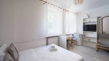 Tabla de planchar con plancha, wifi, ropa de cama