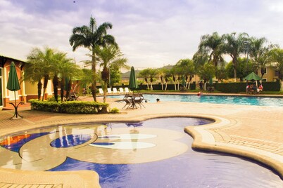 Cozy Suite 3bedr 5beds 1-8people 24h Security & Confort