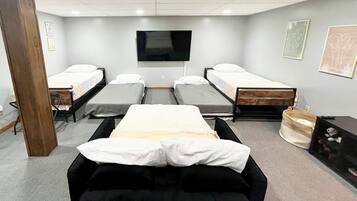 4 bedrooms, desk, iron/ironing board, free WiFi