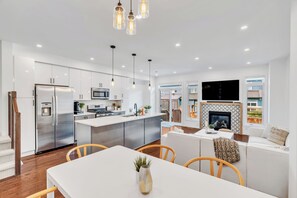 Fridge, microwave, oven, stovetop - Your Modern Chic Stylish Retreat (Ottawa)