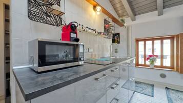 KĂŒhlschrank, Mikrowelle, Herdplatte, Wasserkocher mit Kaffee-/Teezubehör