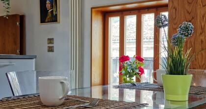 Wonderful apartment of 30 sqm located on the third floor of a period building with elevator (one step to access), perfect for 4 guests.The accommodation is located on the outskirts of the city center of Vicenza, close to all major places of interest, ide