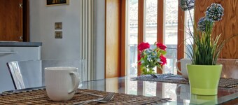Wonderful apartment of 30 sqm located on the third floor of a period building with elevator (one step to access), perfect for 4 guests.The accommodation is located on the outskirts of the city center of Vicenza, close to all major places of interest, ide