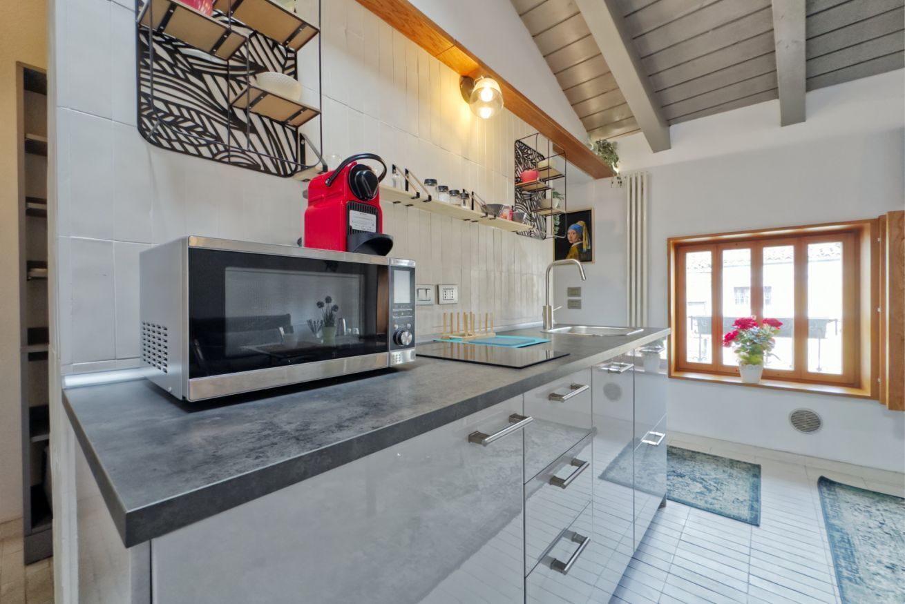 Frigorifero, microonde, piano cottura, macchina per tè/caffè