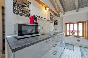 Kühlschrank, Mikrowelle, Herdplatte, Wasserkocher mit Kaffee-/Teezubehör