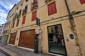 Exterior - GuestHost - Wonderful apartment of 30 sqm located on the third floor of a period building with elevator (one step to access), perfect for 4 guests.The accommodation is located on the outskirts of the city center of Vicenza, close to all major places of i (Vicenza)