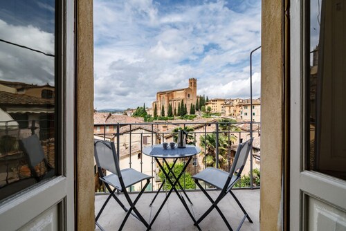 Siena Apt w/ Stunning Church of San Domenico View