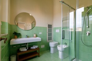 Een douche, een haardroger, een bidet, handdoeken