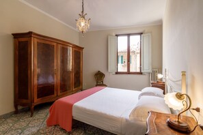 3 slaapkamers, een strijkplank/strijkijzer, wifi, beddengoed