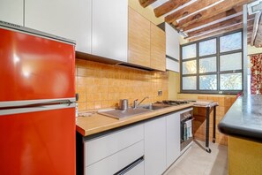 Fridge, oven, stovetop