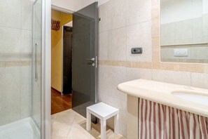 Douche, séchoir à cheveux, bidet