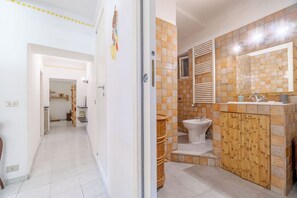 Douche, sèche-cheveux, bidet, serviettes fournies