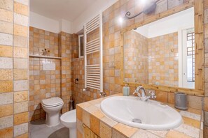 Doccia, asciugacapelli, bidet, asciugamani