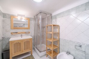 Bruser, hårtørrer, bidet, håndklæder