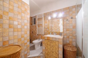 Douche, sèche-cheveux, bidet, serviettes fournies