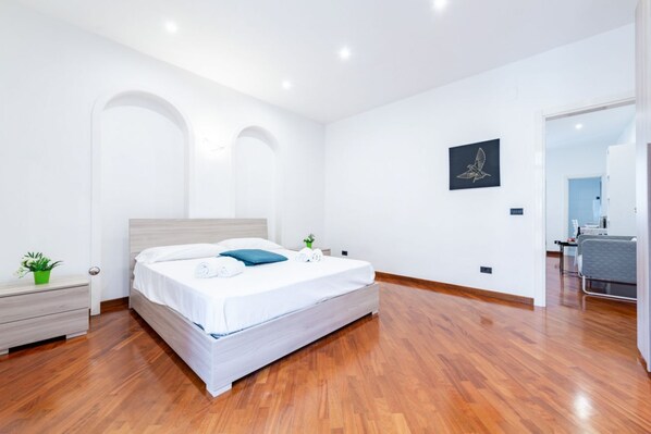 1 habitación, tabla de planchar con plancha, wifi y ropa de cama