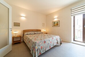 2 soverom, skrivebord, strykejern/-brett og wi-fi