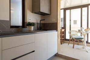 Fridge, oven, stovetop, dishwasher