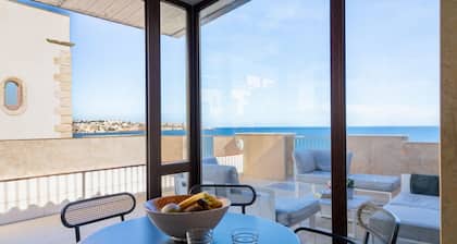 GuestHost - Elegant 115 sqm apartment, for 4 people, located in the historic center (Traffic-Restricted Area), facing the Vittorini seafront and from which it is possible to access the main tourist attractions of the city on foot.The accommodation, insid