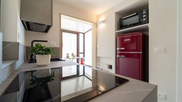 KĂŒhlschrank, Ofen, Herdplatte, GeschirrspĂŒler