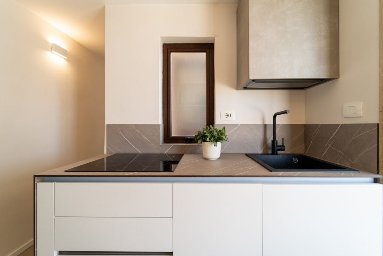 Een koelkast, een oven, een kookplaat, een vaatwasser