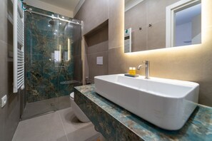 Dusj, hårføner, håndklær og toalettpapir
