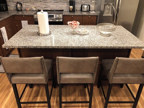 Charming 2-bedroom basement Apartment with AC and WiFi in terrific Aurora