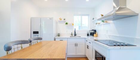 Réfrigérateur, four à micro-ondes, un four, surface de cuisson