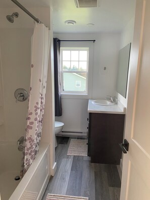 Serviettes fournies, savon, shampoing, papier toilette