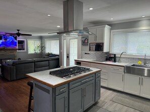 Kjøleskap, mikrobølgeovn, ovn og kokeplater