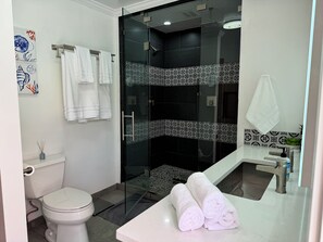 Shower, hair dryer, towels, soap - Desert Oasis with in ground pool, 4 bedrooms, 3 baths in the heart of Yakima! (Yakima)