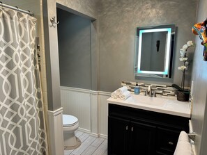 Shower, hair dryer, towels, soap - Desert Oasis with in ground pool, 4 bedrooms, 3 baths in the heart of Yakima! (Yakima)