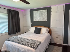 4 bedrooms, WiFi, bed sheets - Desert Oasis with in ground pool, 4 bedrooms, 3 baths in the heart of Yakima! (Yakima)