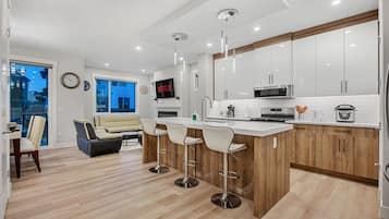 Refrigerador, microondas, horno, placa de cocina