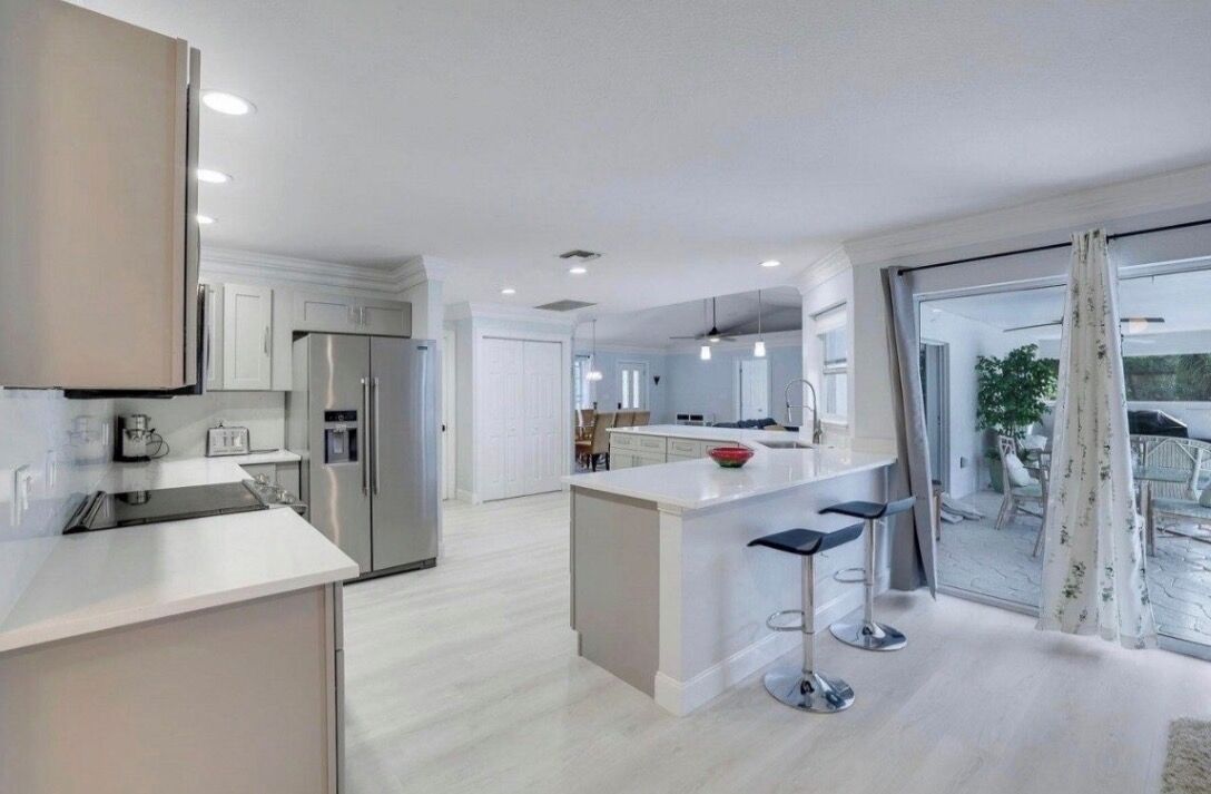 Kylskåp, mikrovågsugn, ugn och spishäll