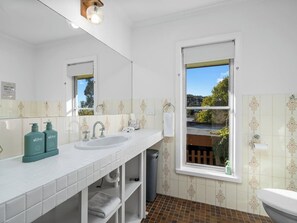 Sèche-cheveux, serviettes fournies