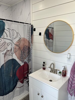 Ducha, toallas, jabón, shampoo