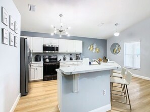 Fridge, microwave, oven, stovetop - Magical Disney Themed Home with Pool (Kissimmee)