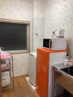 Køleskab, mikrobølgeovn, kaffe-/temaskine, elkedel