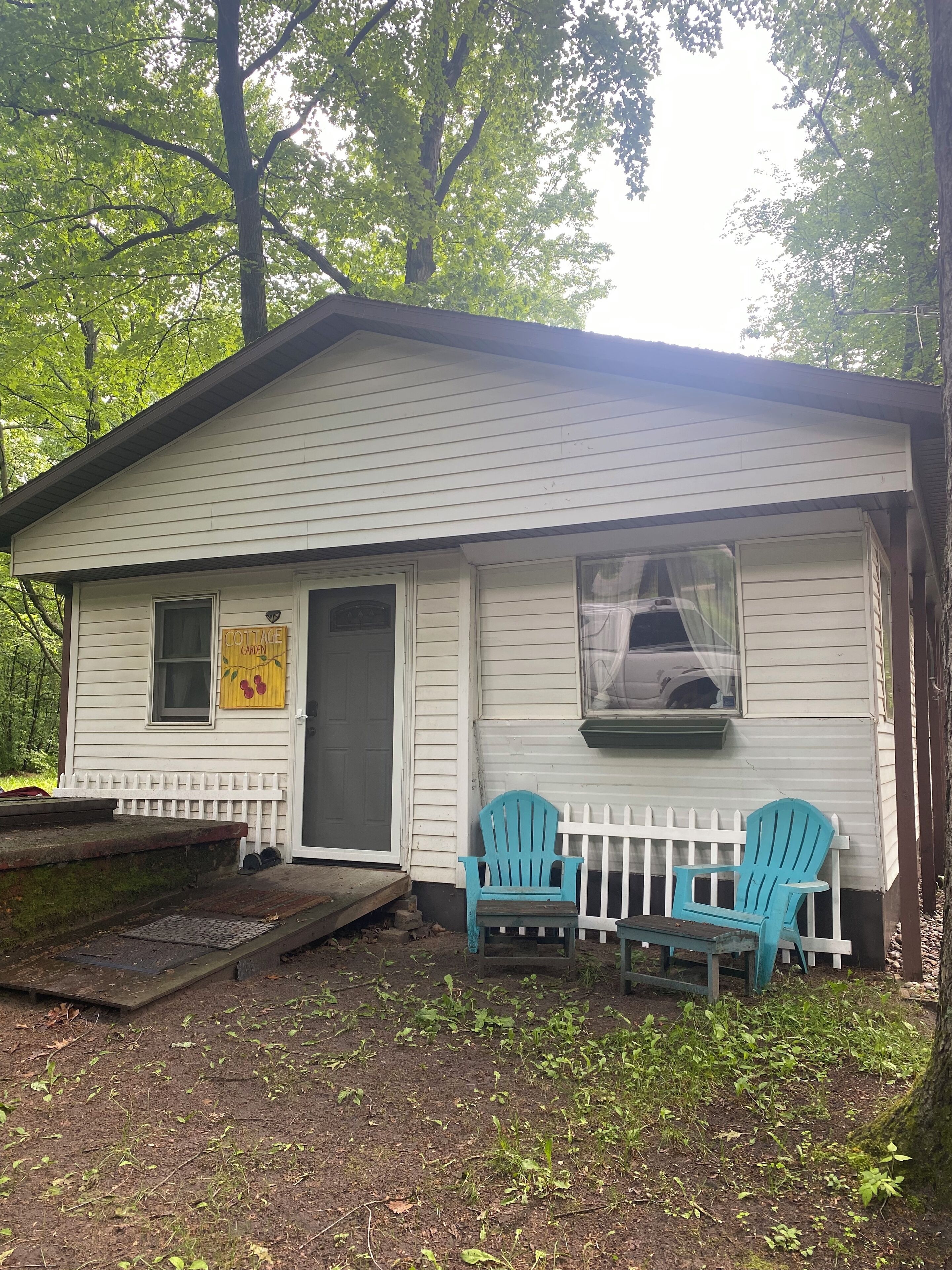 Cozy 2-bedroom cabin in Gladwin near elk lake & near sugar springs, lake lancer.