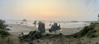 Delightful 3-bedroom condo in Bandon with free WiFi - Close to Beach!!