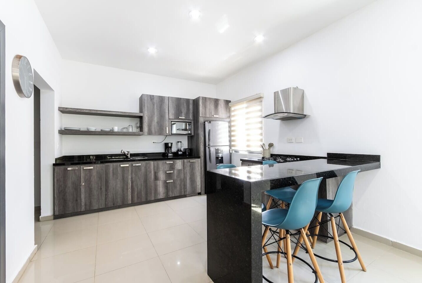 Jääkaappi, mikroaaltouuni, liesi, kahvin-/teenkeitin