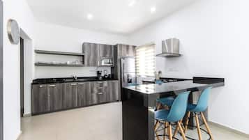 Jääkaappi, mikroaaltouuni, liesi, kahvin-/teenkeitin