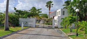 Property grounds - Lovely Lagoon Townhouse SBYC Walk to cafes, restaurants, bars, supermarket,beach (Simpson Bay)