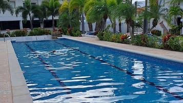 Una piscina al aire libre