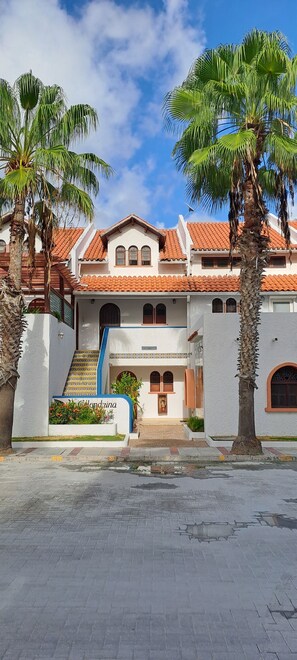 Exterior - Lovely Lagoon Townhouse SBYC Walk to cafes, restaurants, bars, supermarket,beach (Simpson Bay)