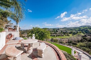 Property grounds - Luxury Hill Villa with Spectacular View (Anaheim)